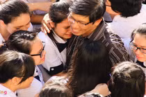 Nữ sinh Sài Gòn khóc như mưa chia tay tuổi học trò