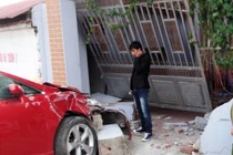 Hai xe sang tông nhau bẹp dúm, nhà ven đường sập cổng