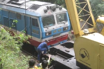 Va vào đá tảng, đầu tàu SE7 bị trật bánh