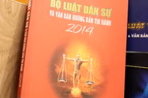 Diễn viên Công Lý mặc quần “chíp”, cười hớn hở lên bìa sách luật