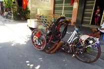 Lái xe xích lô quát khách “ngồi im không tao bắn chết”