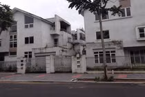 Xót xa biệt thự triệu USD bỏ hoang để nuôi gà, thả rác