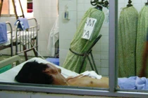 Rúng động đâm chết vợ rồi tự đâm vào ngực mình