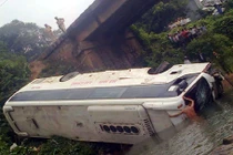 Xe chở 32 người lao xuống suối, 5 người thương vong