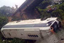 Xe chở 32 người lao xuống suối, 5 người thương vong