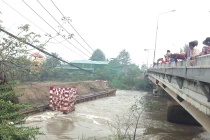 Cầu Ông Nhiêu suýt sập vì xà lan đứt, trôi tự do