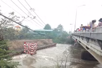 Cầu Ông Nhiêu suýt sập vì xà lan đứt, trôi tự do