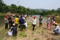 Qua suối bằng thùng phuy, 3 học sinh 11 tuổi chết đuối 