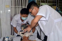 Bác sĩ trắng đêm cứu nạn nhân ngạt khí ở quán karaoke