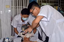 Bác sĩ trắng đêm cứu nạn nhân ngạt khí ở quán karaoke