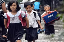 Chùm ảnh Sài Gòn ngập, trẻ em lội nước thối đến trường