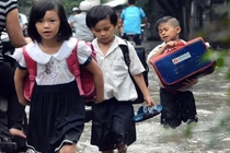 Chùm ảnh Sài Gòn ngập, trẻ em lội nước thối đến trường