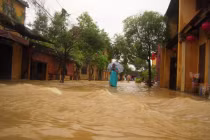 Mưa lớn, xả lũ, Hội An chìm trong biển nước