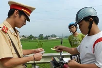 “Dân nghèo có chiếc xe mua lại, bao kẻ nhằm vào kiếm chác“