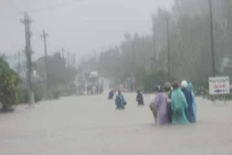 Nam Trung Bộ mưa lớn, nước mênh mông, giao thông tê liệt