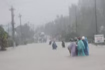 Nam Trung Bộ mưa lớn, nước mênh mông, giao thông tê liệt