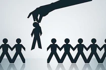 Chuẩn bị tinh giản 100.000 công chức “cắp ô“?