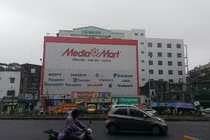 Nguy cơ cháy nổ từ những biển quảng cáo "khủng" của Media Mart 