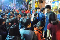 Giá vàng bất ngờ giảm mạnh ngày Thần Tài dù dân đổ xô mua