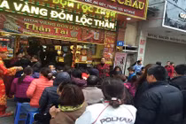 Vợ chồng trẻ cả đêm mất ngủ vì lo mua vàng Thần Tài