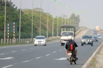 Xe máy tháo chạy khi thấy CSGT trên đại lộ 7.500 tỷ