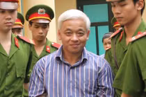 "Bầu" Kiên: Vợ đẹp, nhà lầu, siêu xe đến... dép tổ ong