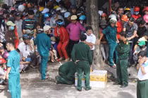 Huy động công binh rà bom, kiểm tra thùng lạ giữa đường