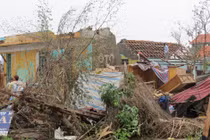 Bão vừa tan, lốc xoáy đã càn quét miền Trung