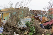 Bão vừa tan, lốc xoáy đã càn quét miền Trung