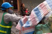 Sau Tết, bánh chưng, thịt gà nguyên con vứt đầy thùng rác