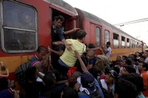 Thảm cảnh dân nhập cư châu Âu xô đẩy, chen nhau lên tàu