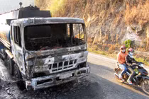 Xe bồn chở 32.000 lít xăng bốc cháy dữ dội 