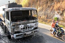 Xe bồn chở 32.000 lít xăng bốc cháy dữ dội 