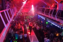 Tận mục vũ trường trong du thuyền bỏ hoang giữa hồ Tây