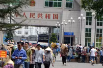 Giao thương vẫn tấp nập, hối hả ở cửa khẩu Việt - Trung