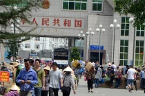 Giao thương vẫn tấp nập, hối hả ở cửa khẩu Việt - Trung