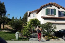 Biệt thự triệu đô rợp hoa trái của gia đình Thu Phương ở Mỹ