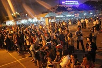 Dân Đà Nẵng đổ ra sân bay, đường phố đón ông Thanh trở về