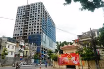 Những tòa nhà xây cao vượt phép bị "cắt ngọn" ở Hà Nội