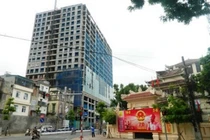 Những tòa nhà xây cao vượt phép bị "cắt ngọn" ở Hà Nội