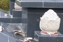 Đập phá 65 ngôi mộ nhằm tranh giành việc thầu xây mộ?