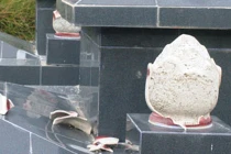 Đập phá 65 ngôi mộ nhằm tranh giành việc thầu xây mộ?