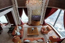 Zoom phòng khách sạn lộng lẫy giá 400 triệu/đêm ở TP HCM