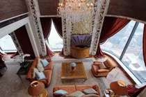 Zoom phòng khách sạn lộng lẫy giá 400 triệu/đêm ở TP HCM