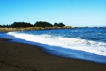 Ngắm 10 bãi biển cát đen độc đáo nhất hành tinh