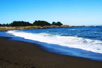 Ngắm 10 bãi biển cát đen độc đáo nhất hành tinh