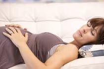 Mẹ mang thai nằm kiểu này trẻ khóc trong bụng không hay