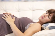 Mẹ mang thai nằm kiểu này trẻ khóc trong bụng không hay