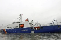 Cảnh sát biển đưa 2 tàu “khủng” nhất tiếp cận giàn khoan 981