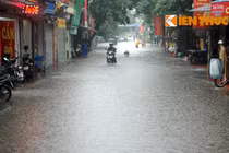 Hà Nội tiếp tục mưa dông lớn do siêu bão Rammasun